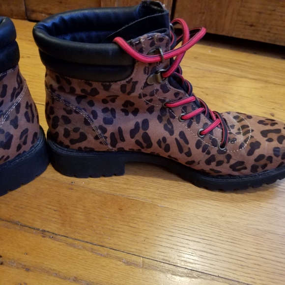 Maurice's hiking boots - Picture 6 of 8